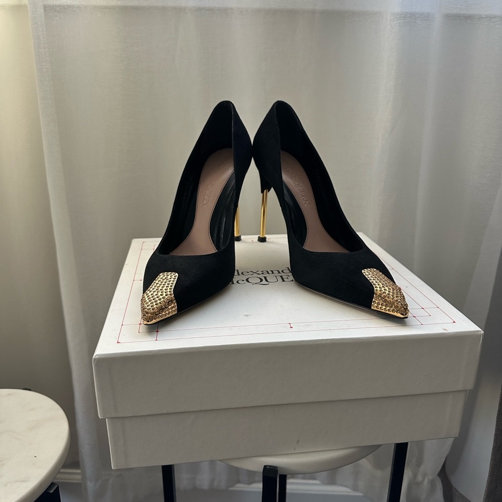 Alexander McQueen Daim Velour Suede & Gold Pumps – Size 40, Like New